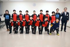 福地教育長（後列右）に全道大会での健闘を誓った音福家ミニバス少年団男子チームのメンバー