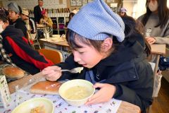 リーキ入りポタージュに舌鼓を打つ児童ら
