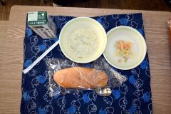 リーキ入りポタージュをメインディッシュにした１２日の学校給食メニュー