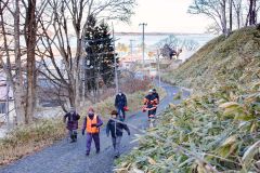 津波に備えた訓練で、自宅から高台の安全な場所まで徒歩で避難する音調津地区の住民ら(13日午前9時過ぎ、広尾町音調津、石原秀樹通信員撮影)