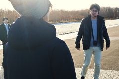 滑走路でＨＯＳＰＯについて説明する黒瀬氏띩（右）