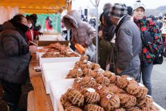 旬の毛ガニが来場者の人気を集めた「広尾毛がにまつり」