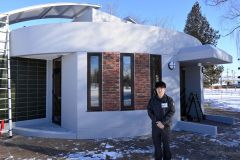 新しくなった「むつみ公園」のトイレを紹介する町職員