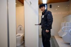 新しくなった男子便所を紹介する町職員