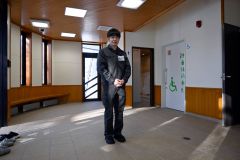 広く開放的で明るくなったトイレの踊り場を紹介する町職員