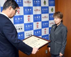 田中町長（左）から表彰状の伝達を受ける大森さん