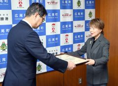 田中町長（左）から表彰状の伝達を受ける大森さん