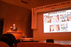 基調講演で地域リハについて語る栗原氏