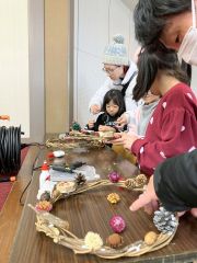 町内で集めた松ぼっくり木の端材などを組み合わせてリースを作った