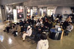 説明会で「ふたご座流星群」について学ぶ参加者
