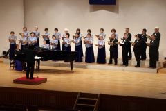 美しい歌声を披露するまくべつ混声合唱団

　