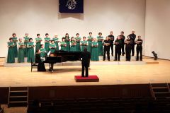 美しい歌声を披露するまくべつ混声合唱団