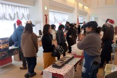 多くの来場者でにぎわったクリスマスマーケット