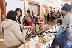 多くの来場者でにぎわったクリスマスマーケット