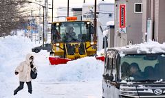 大雪の影響で稼働した除雪車(15日午前74時40分ごろ、帯広市柏林台で。塩原真撮影)