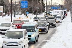 大雪の影響で渋滞する幹線道(15日午前7時40分ごろ、帯広市柏林台で。塩原真撮影)