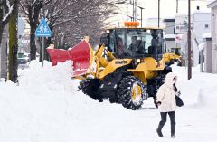 14日からの大雪を受けてフル稼働する除雪車(15日午前7時40分ごろ、帯広市柏林台で。塩原真撮影)