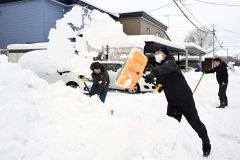 降り積もった雪を除雪をする市民(15日午前7時20分ごろ、帯広市新町西8で。塩原真撮影)