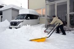 早朝から自宅前の除雪に追われる市民(15日午前7時半ごろ、帯広市内の清流地区で。金野和彦撮影)