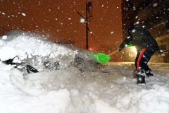 雪かきに追われる人(14日午後7時半ごろ)