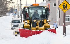 昨日から降った大雪により稼働した除雪車(15日午前7時40分ごろ、帯広市柏林台で。塩原真撮影)