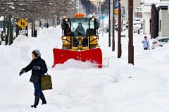 昨日から降った大雪により稼働した除雪車(15日午前7時40分ごろ、帯広市柏林台で。塩原真撮影)