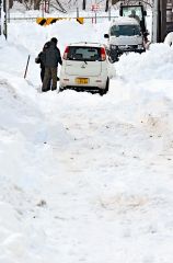 未除雪の道路で立ち往生した車(15日午前8時ごろ、帯広市自由が丘で。塩原真撮影)