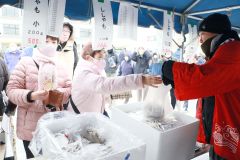 旬の海産物を買い求める人たち