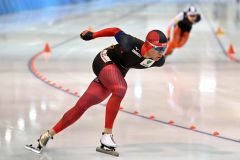 【男子１５００メートル】カーブを滑走する新海大輝（手前）