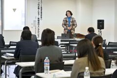 教職員のメンタルヘルスについての講演に耳を傾ける参加者ら
