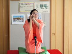 長寿会の会員らを楽しませる雪見亭大福さん