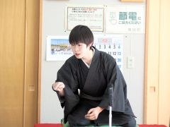 長寿会の会員らを楽しませるすりおろし亭大根さん