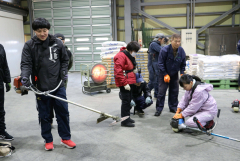 約20人が参加し刈払機の安全な作業方法について理解を深めた講習