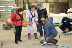 約20人が参加し刈払機の安全な作業方法について理解を深めた講習