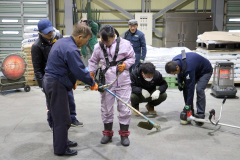 約20人が参加し刈払機の安全な作業方法について理解を深めた講習