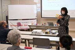 １型糖尿病の管理用品を紹介する赤沼代表