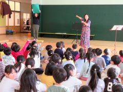 演奏を満喫する園児