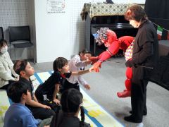 鬼の人形を持つ山下代表