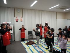歌や踊りを楽しむ子どもたち