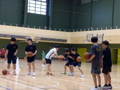 生徒自ら、日本のプロリーグのアシスタントコーチを指導者に招いて実施したバスケットボールクリニック（鹿追中学校提供）