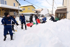 近隣住宅の雪かきを手伝う白樺学園高校野球部の寮生たち