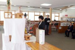 玉串をささげる湯浅町長