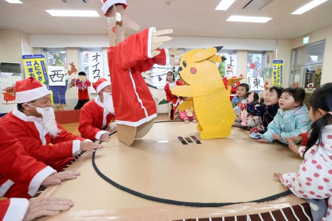 トントン相撲でサンタと勝負！ プラザ六中でクリスマスイベント | 十勝
