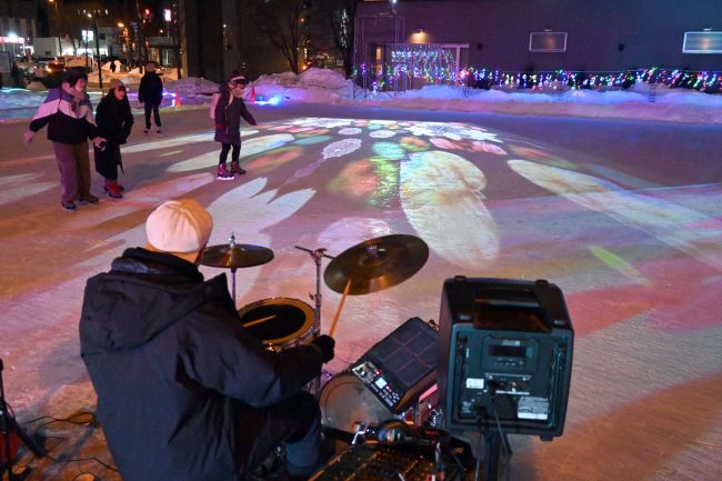 氷上マッピングに歓声　帯広駅前リンク、今季の営業開始 | 十勝毎日新聞電子版－Tokachi Mainichi News Web