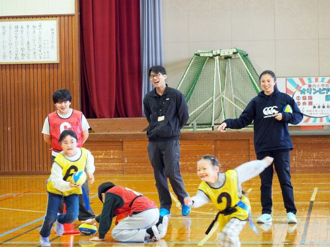 オリンピアンの桑井さんが児童にタグラグビーを指導 幕別糠内小で特別