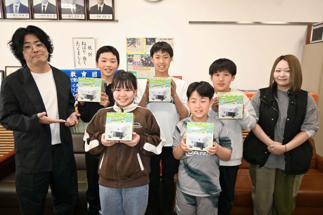 万代」音更店が柳町小に電動鉛筆削を寄付 | 十勝毎日新聞電子版