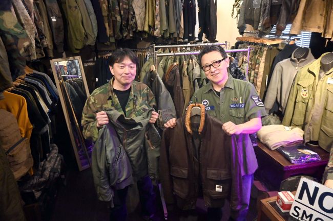 すし店店主、コレクター仲間の居酒屋内で「米軍放出品」の店開業