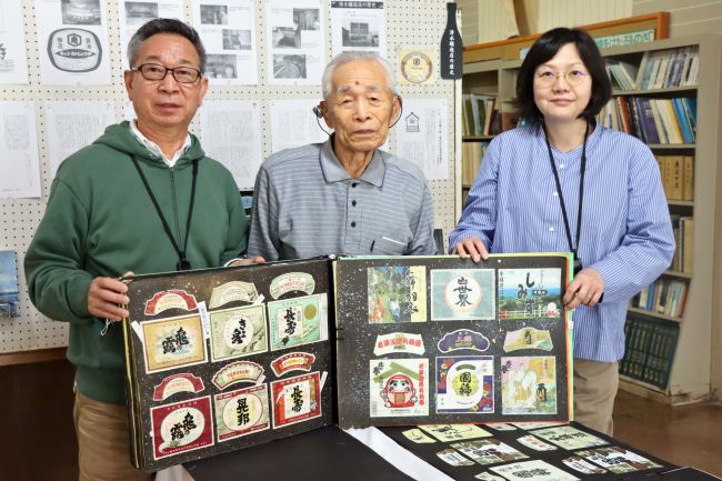清水醸造店の店主清水さん 全国の日本酒ラベル展示 幕別 | 十勝毎日