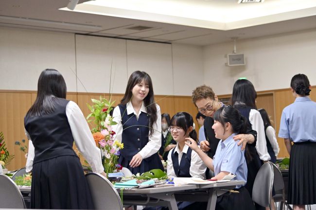生け花を通じて高校生が交流する華道研修会