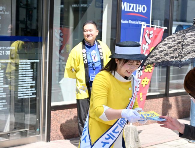 とかち青空レディーがサマージャンボPR みずほ銀行帯広支店